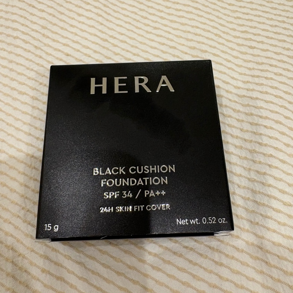 NIB HERA Black Cushion Foundation SPF 34 Shade 21N1 Vanilla